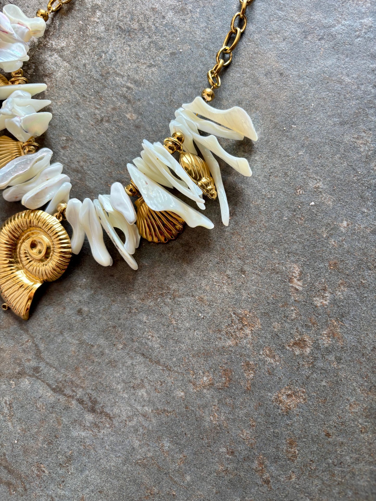 Nerida — Collier Coquillage Doré au Charme Estival