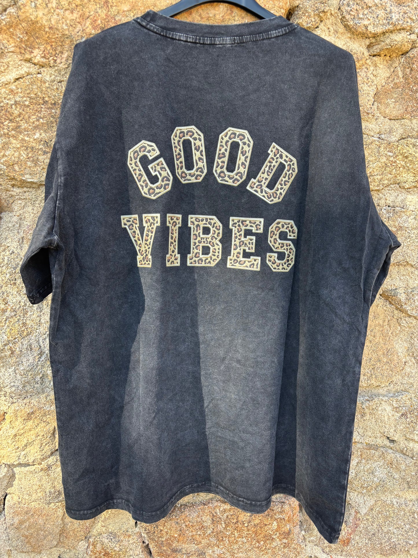 T-shirt Good Vibes • noir léopard