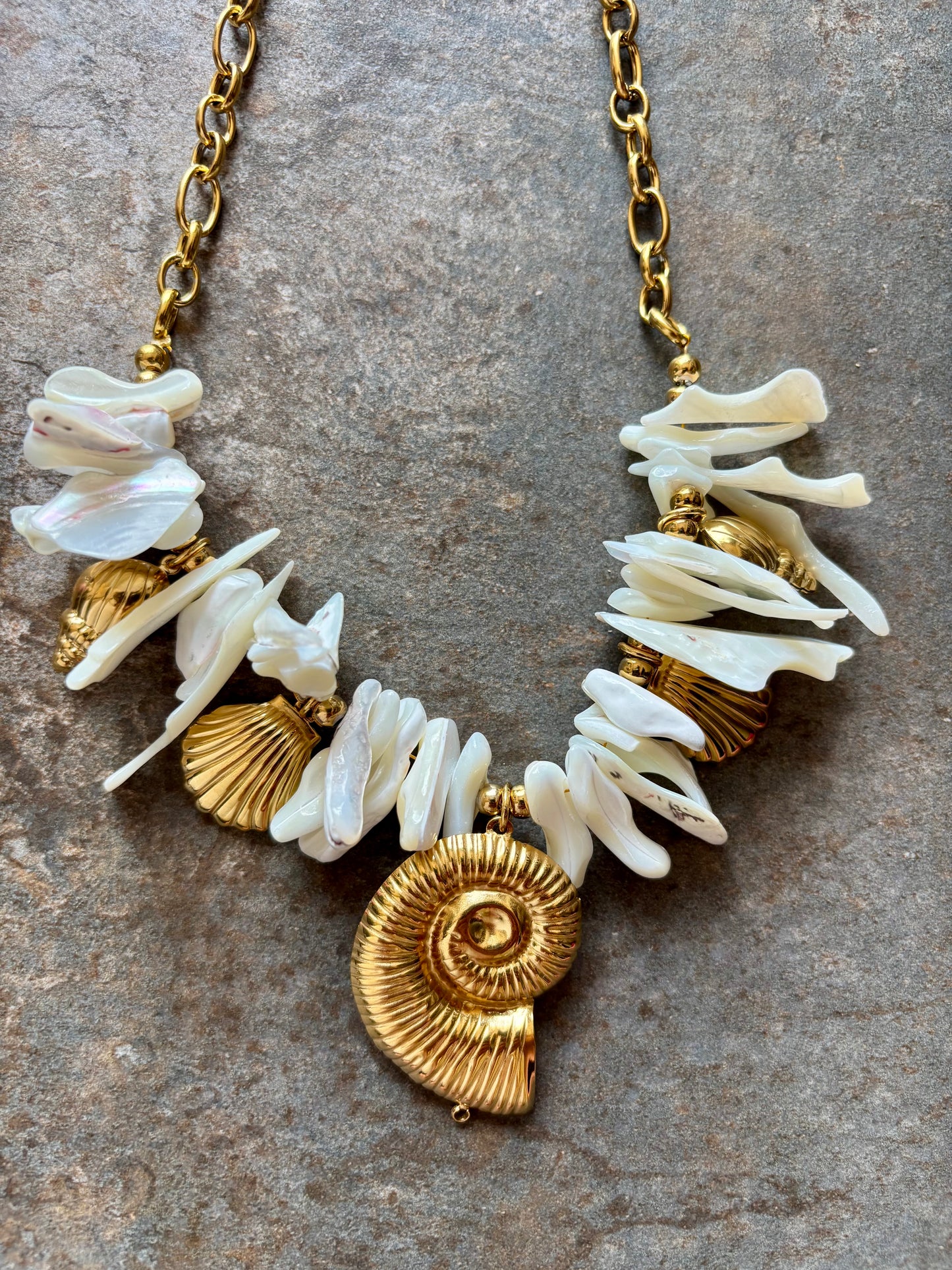 Nerida — Collier Coquillage Doré au Charme Estival