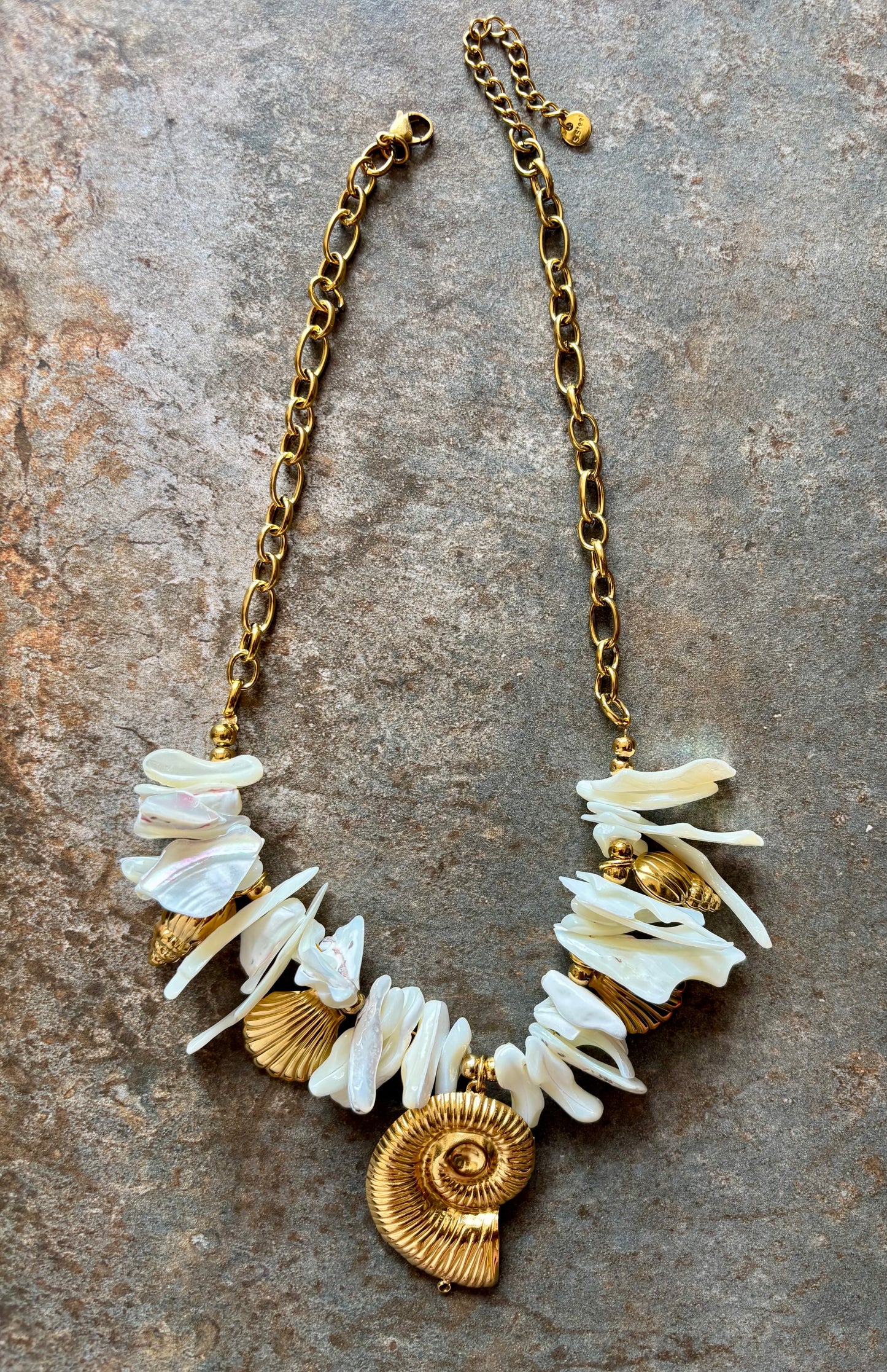 Nerida — Collier Coquillage Doré au Charme Estival