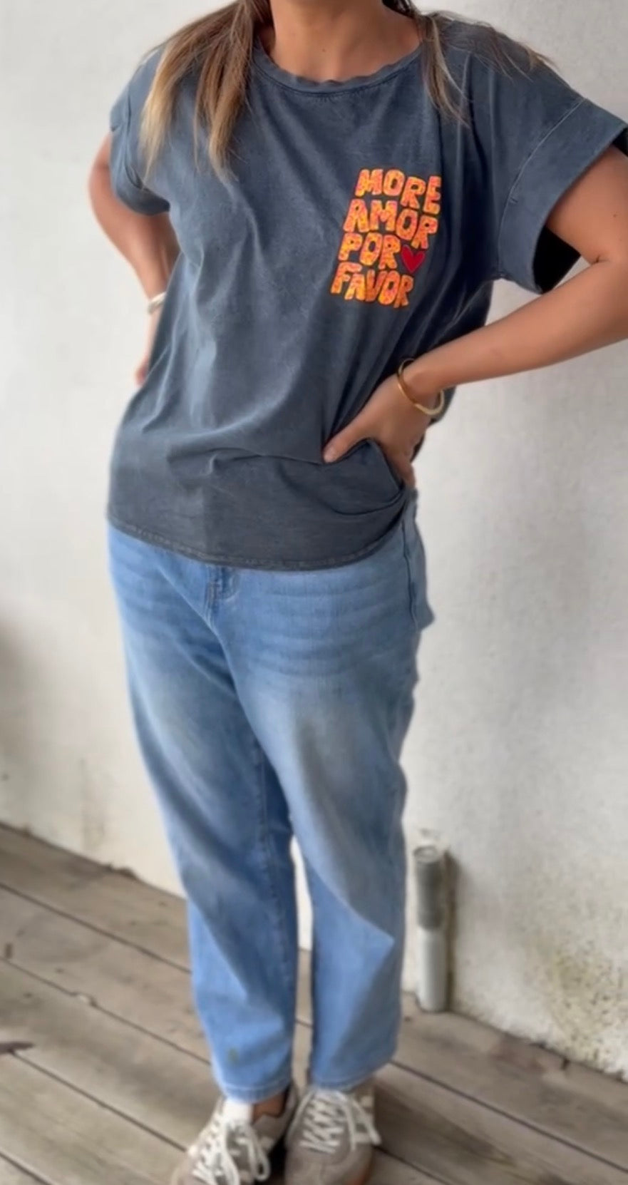 T-shirt More amor por favor • gris délavé léopard