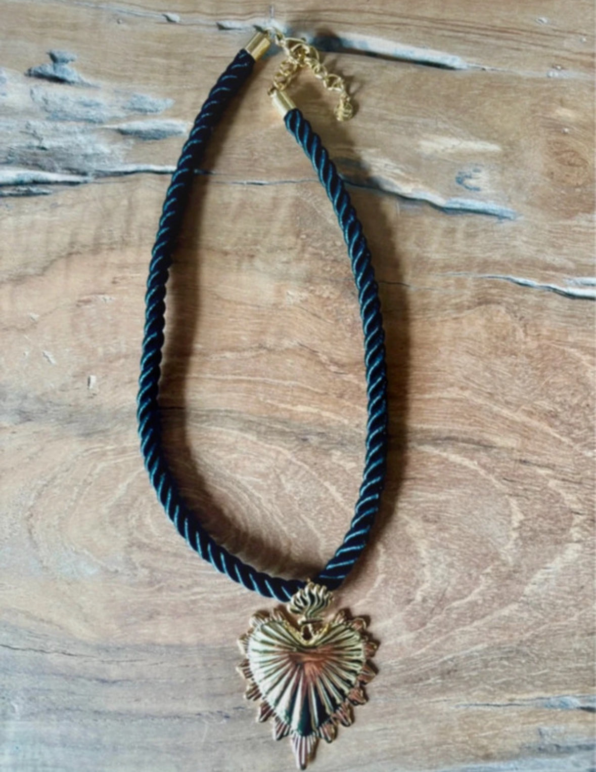 Collier Sacré Cœur – acier inoxydable doré & cordon noir tressé