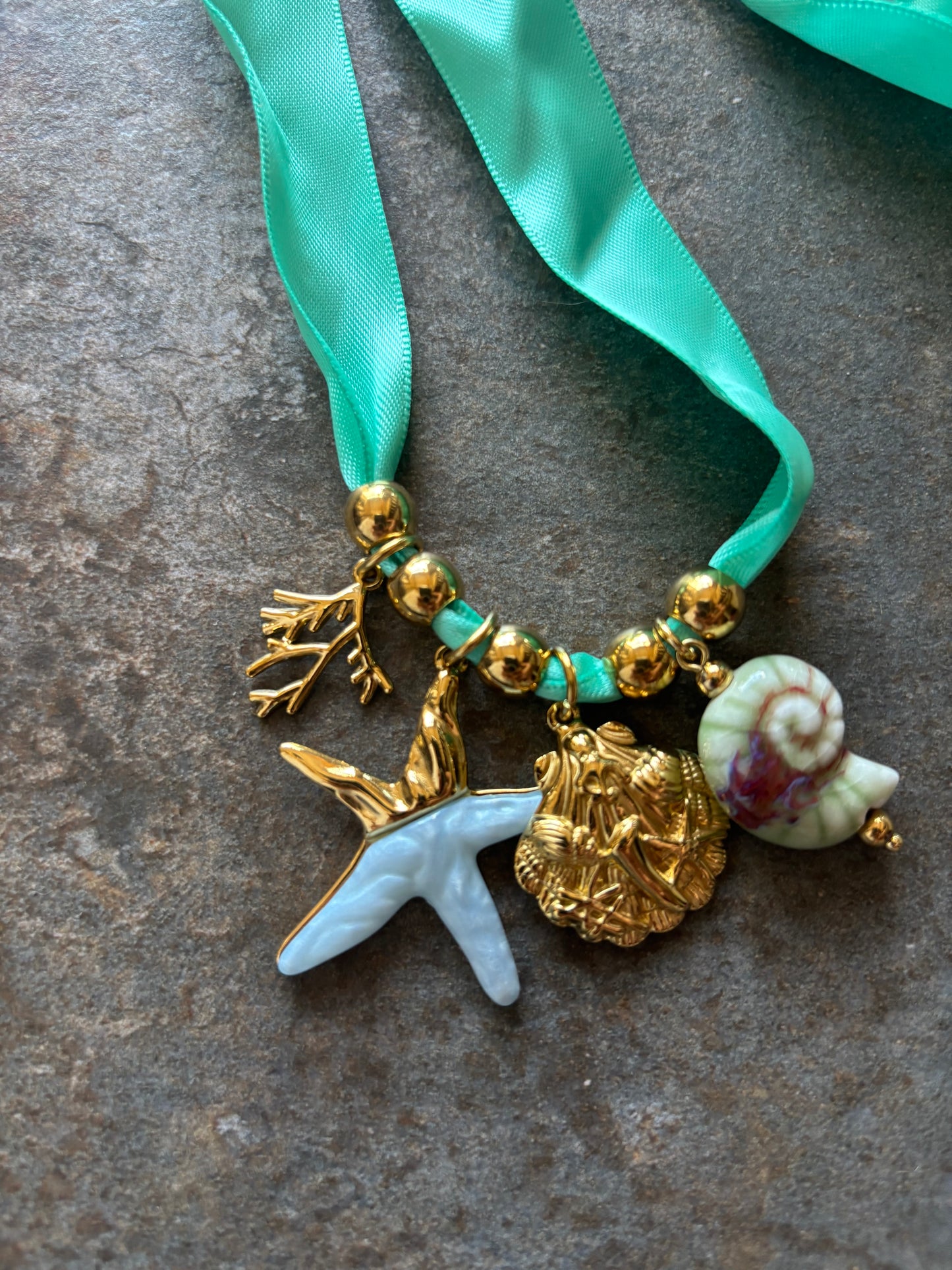 Nérée — Collier Bohème Bleu aux Breloques Maritimes