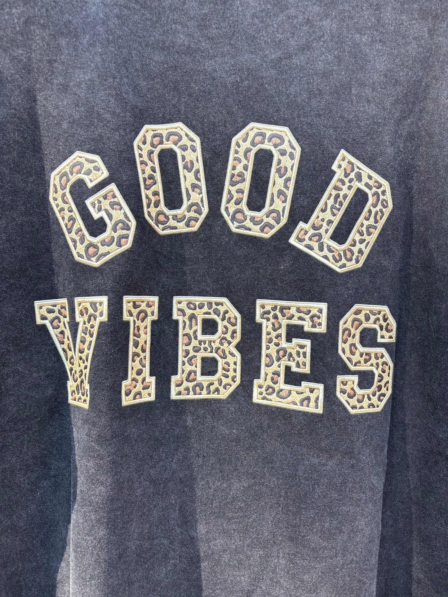 T-shirt Good Vibes • noir léopard