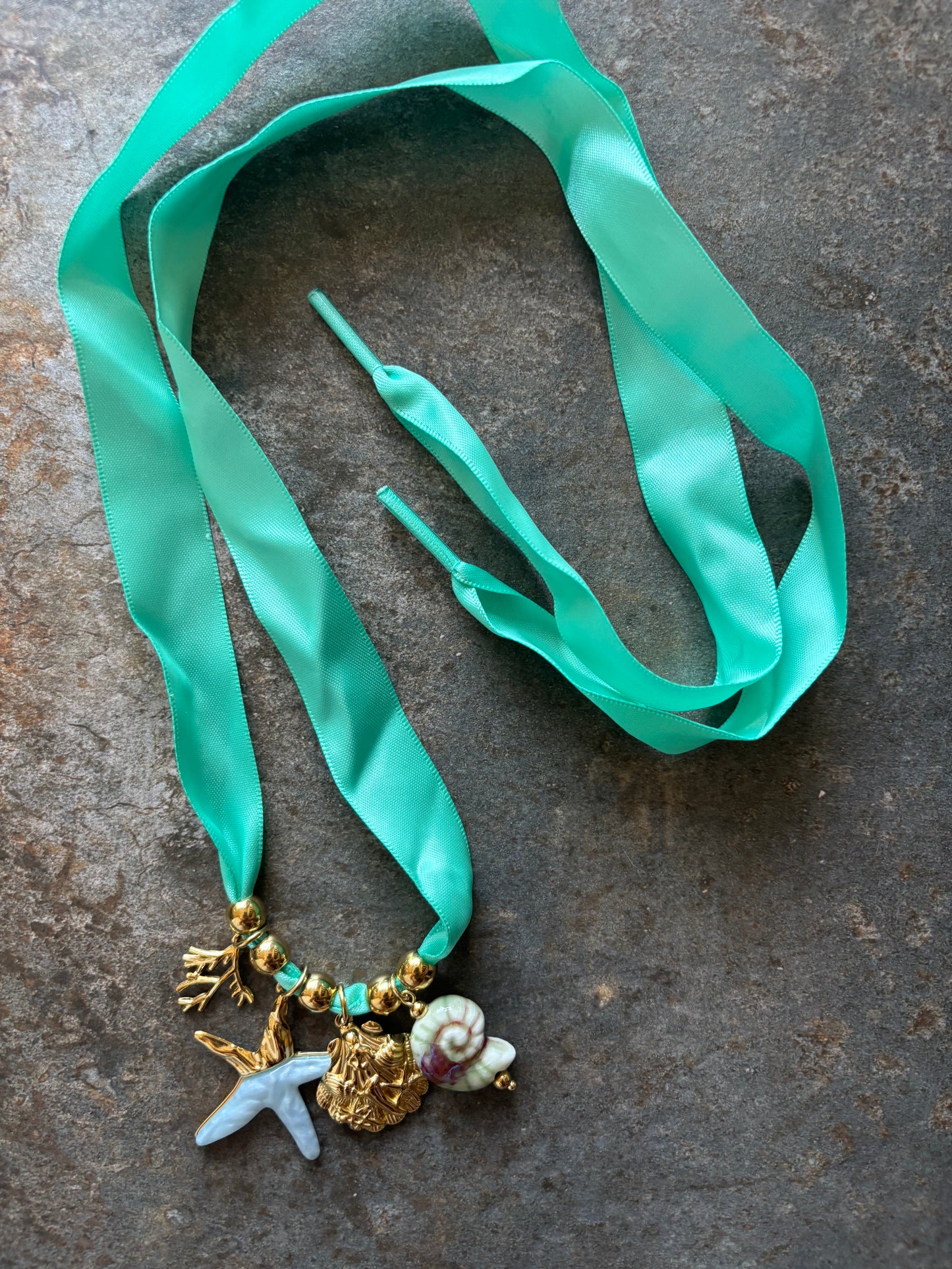 Nérée — Collier Bohème Bleu aux Breloques Maritimes