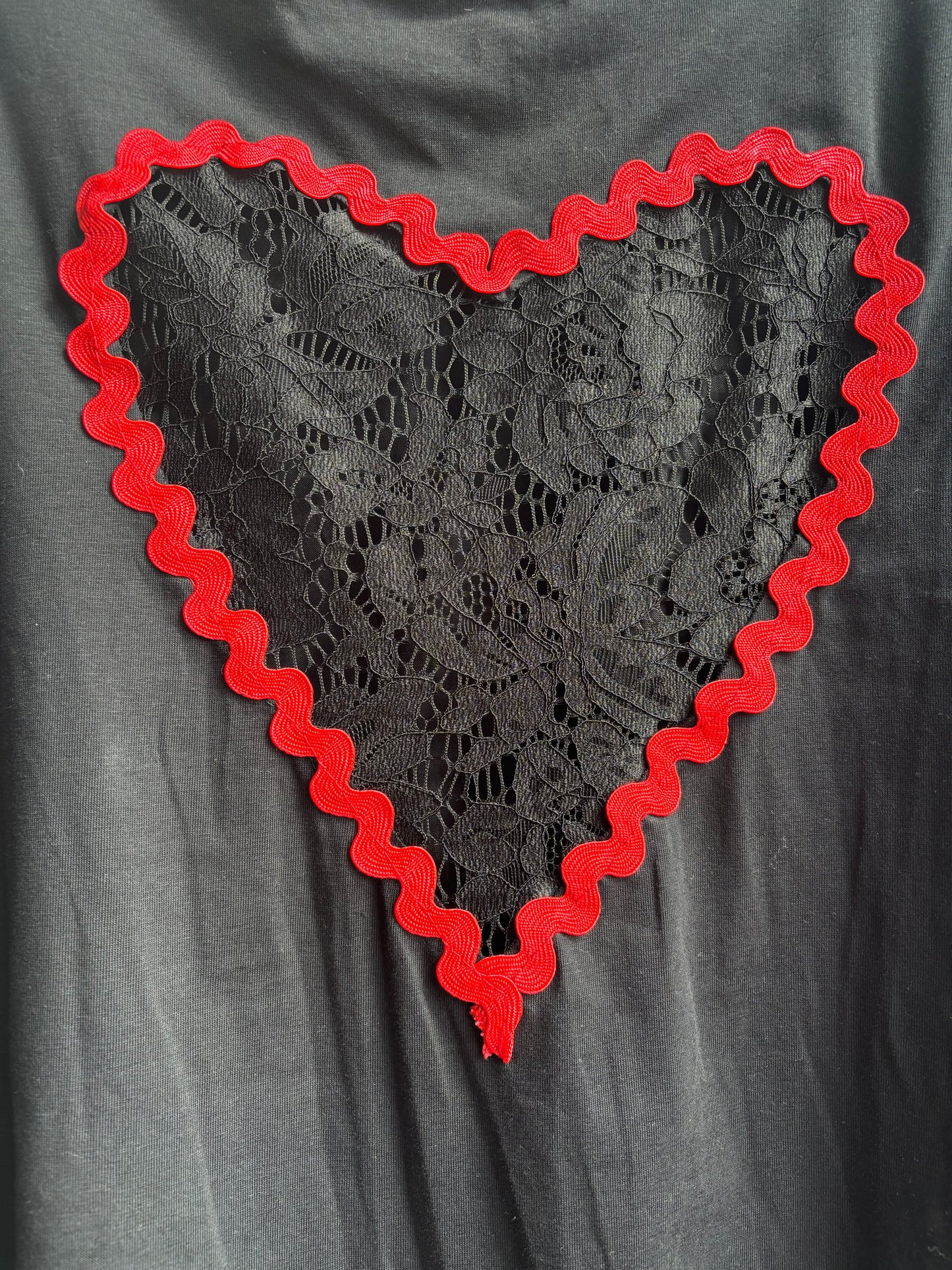 T-shirt LOVE • coeur dentelle noir