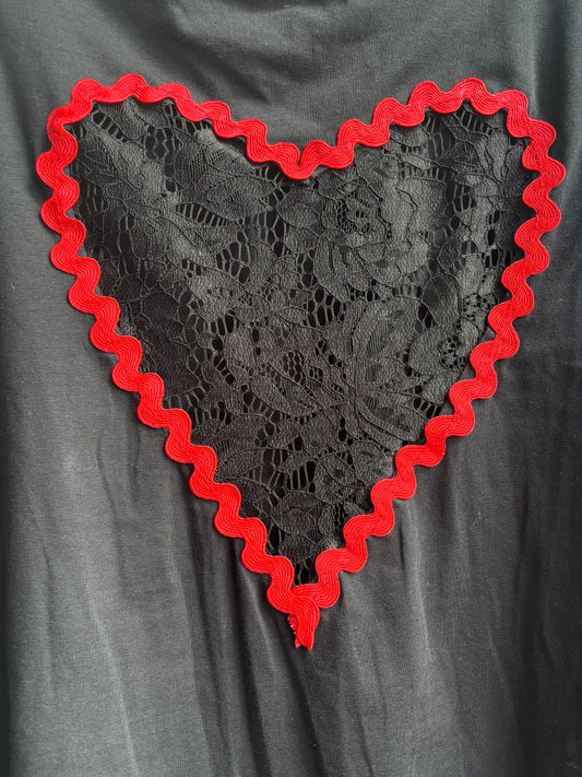 T-shirt LOVE • coeur dentelle noir