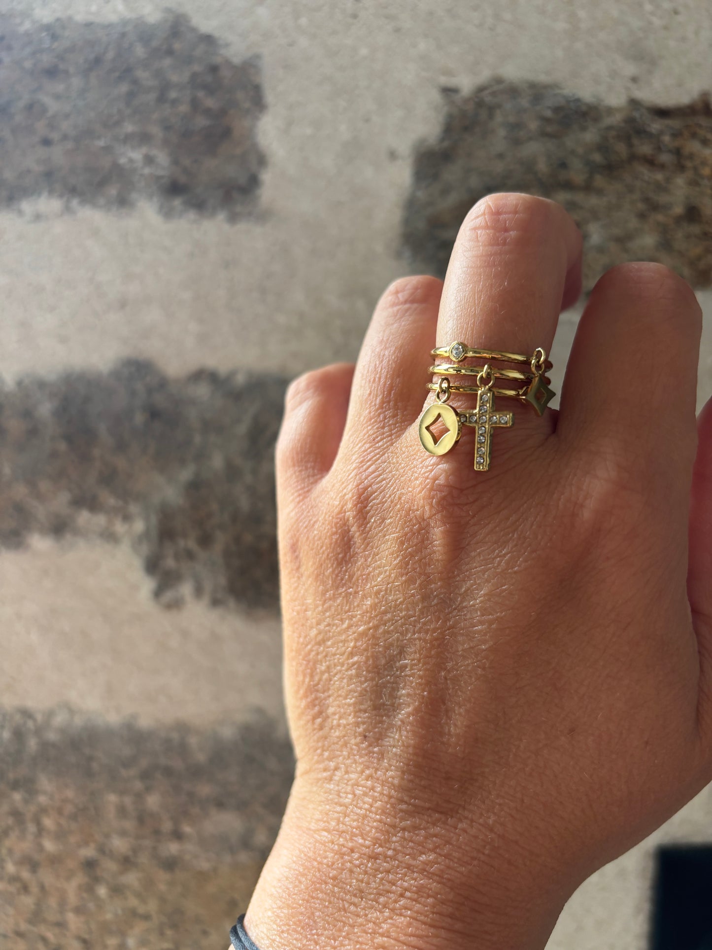 Bague Avelis – Pampille croix strass acier inoxydable