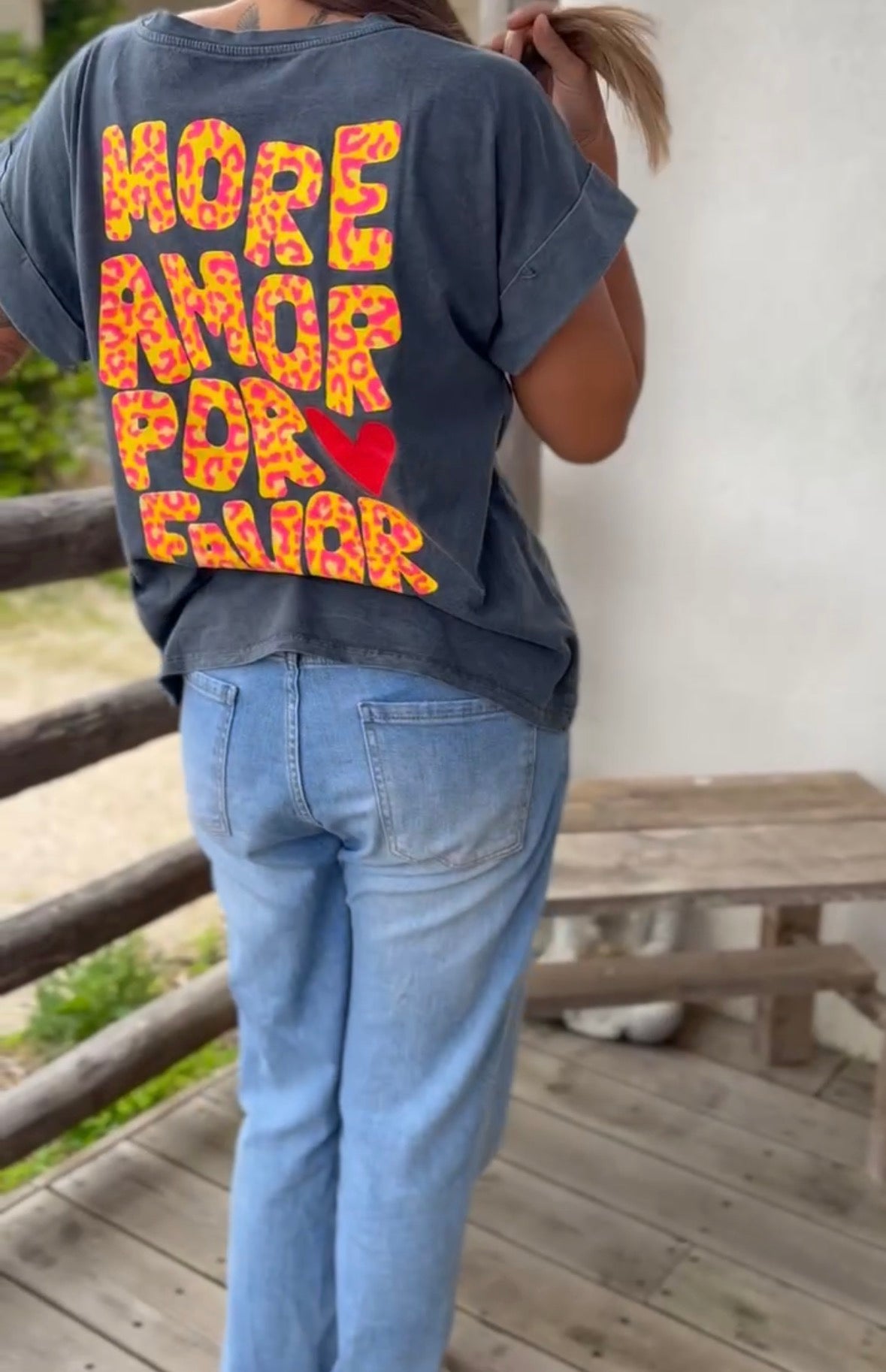 T-shirt More amor por favor • gris délavé léopard