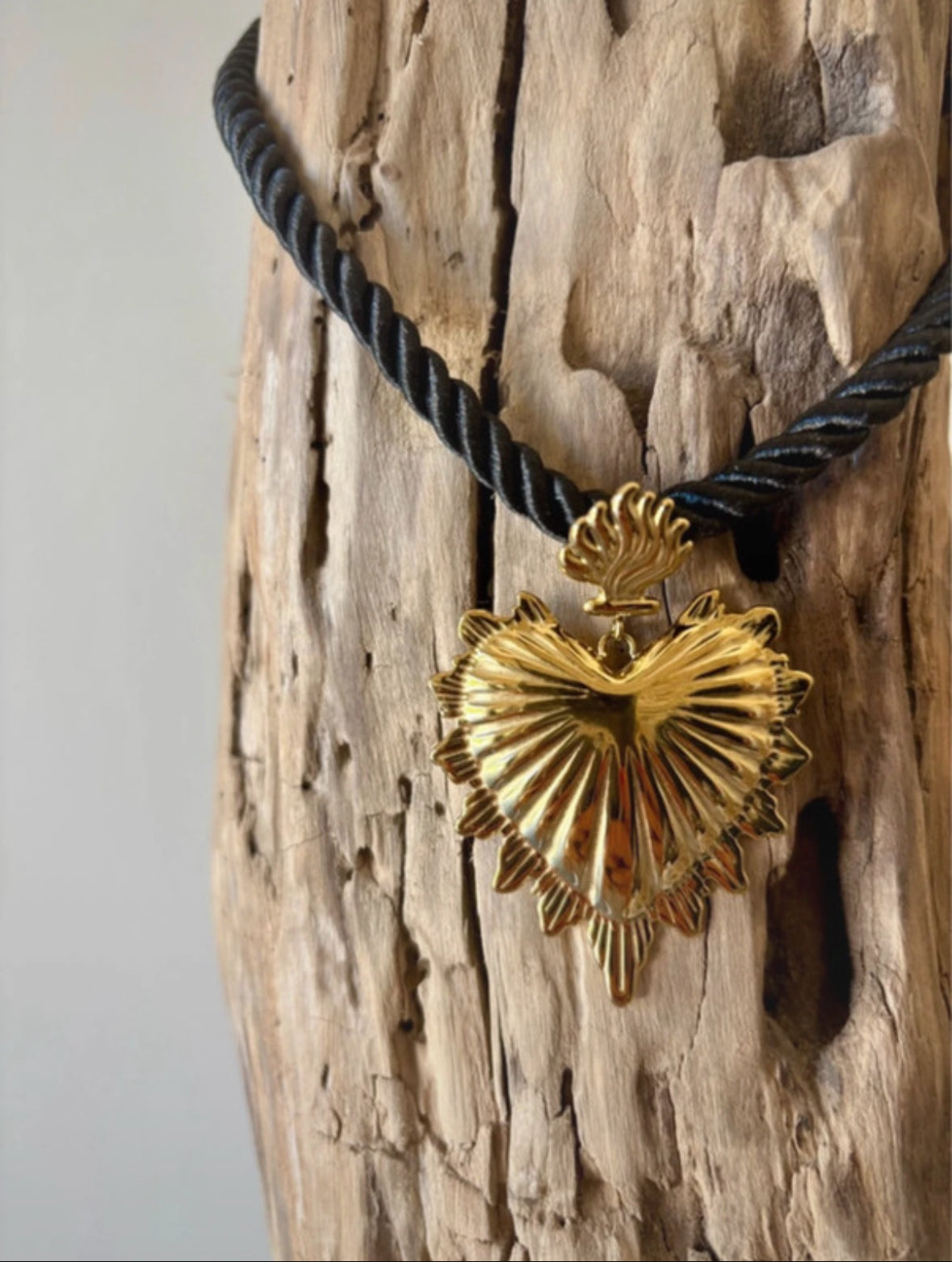 Collier Sacré Cœur – acier inoxydable doré & cordon noir tressé