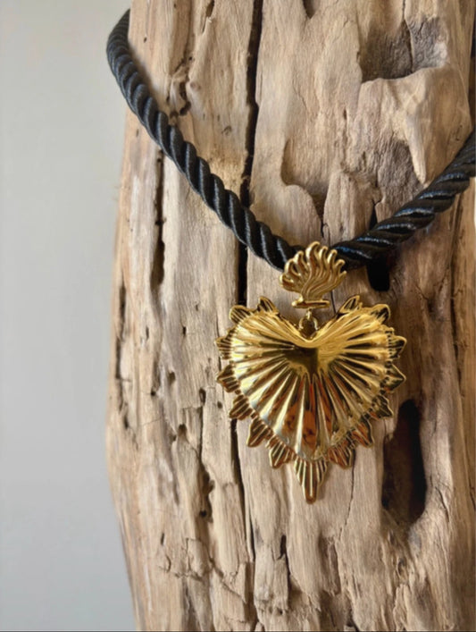 Collier Sacré Cœur – acier inoxydable doré & cordon noir tressé