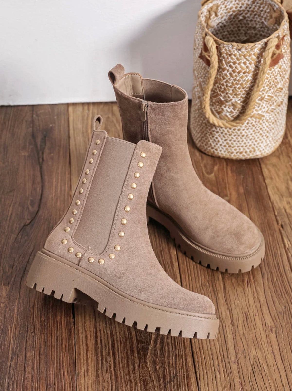 Bottine Chelsea suédine taupe clous dorés semelle chunky
